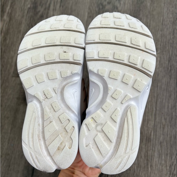 Toddler Nike Sneaker with Elastic Laces 10 - Picture 4 of 6